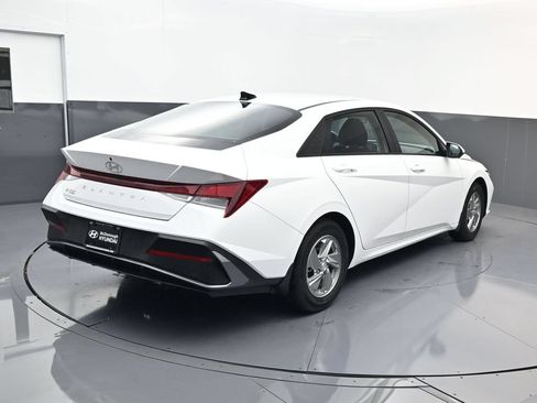 Certified 2026 Hyundai Elantra SE FWD image 4