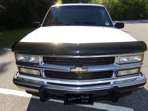 Used 1994 Chevrolet Suburban 4WD image 2