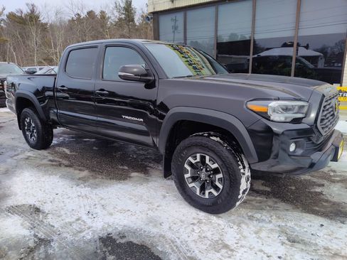 Used 2022 Toyota Tacoma TRD Off-Road image 2