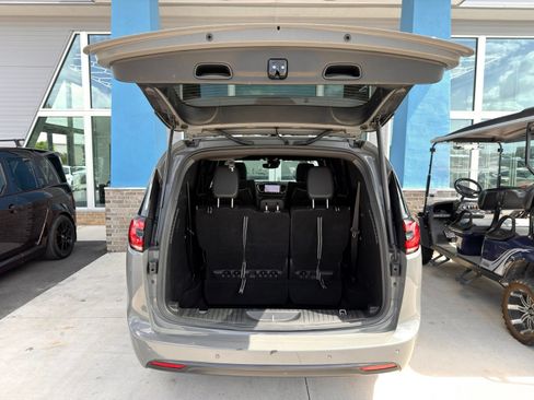 Used 2025 Chrysler Pacifica Limited FWD image 24