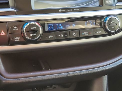 Used 2019 Toyota Highlander XLE image 16