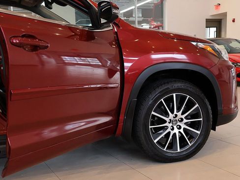 Used 2018 Toyota Highlander SE w/ Protection Package #3 image 4