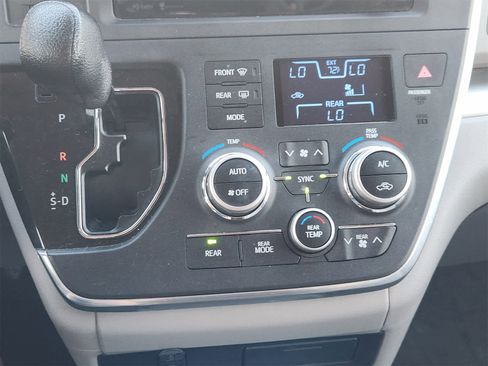 Used 2015 Toyota Sienna LE image 19