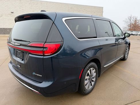 Used 2023 Chrysler Pacifica Limited image 3