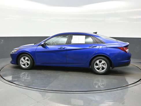Used 2023 Hyundai Elantra SE image 3