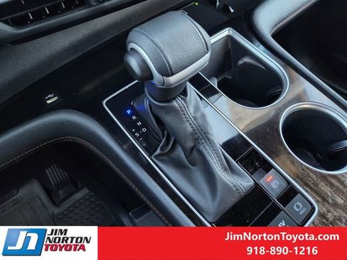 Used 2025 Toyota Sienna Limited image 21