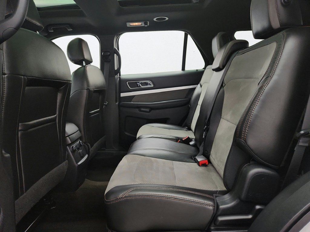 Used 2017 Ford Explorer XLT w/ Equipment Group 202A AWD/4WD image 27