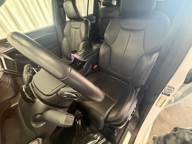 Used 2025 Jeep Grand Cherokee Overland w/ Adv Protech Group III AWD/4WD image 4