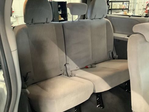 Used 2019 Toyota Sienna LE FWD image 17