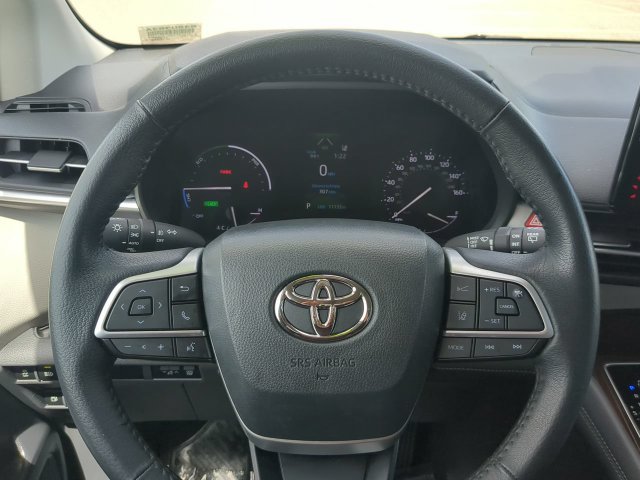 Certified 2024 Toyota Sienna XLE FWD image 32