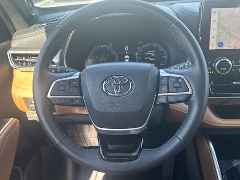 Used 2025 Toyota Highlander Platinum AWD/4WD image 17