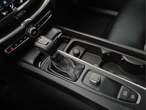 Used 2018 Volvo XC60 T6 Momentum w/ Advanced Package image 21