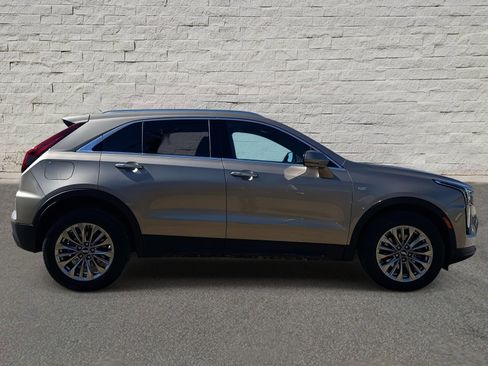Used 2025 Cadillac XT4 Premium Luxury image 6
