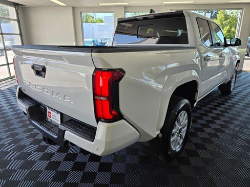 Certified 2025 Toyota Tacoma SR5 w/ SR5 Upgrade Package AWD/4WD image 3