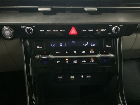 Used 2022 Kia Carnival EX image 26