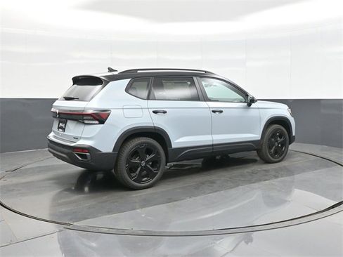 New 2026 Volkswagen Taos SE image 7