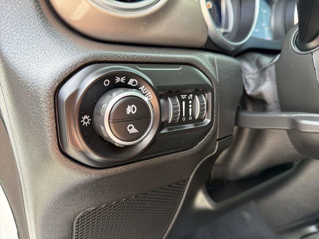 Used 2021 Jeep Gladiator Overland w/ Safety Group AWD/4WD image 42