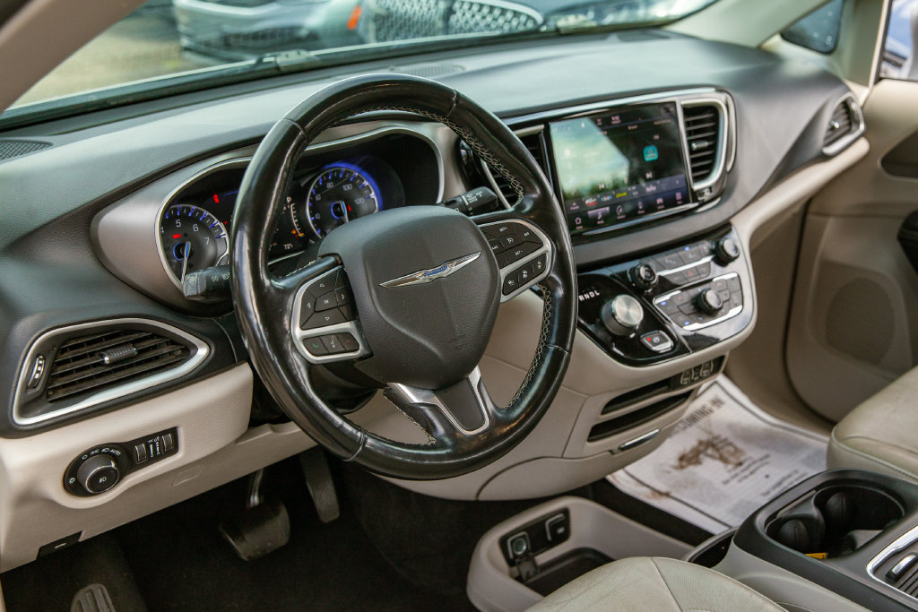 Used 2021 Chrysler Pacifica Touring-L FWD image 10