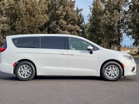 Used 2023 Chrysler Pacifica Touring-L image 3