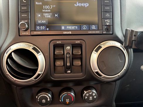 Used 2017 Jeep Wrangler Unlimited Sahara AWD/4WD image 21