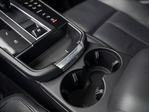 Certified 2023 Porsche Macan AWD/4WD image 16