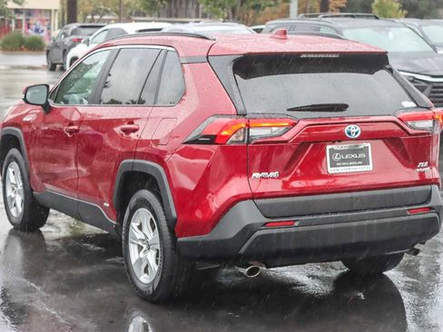 Used 2021 Toyota RAV4 XLE image 2
