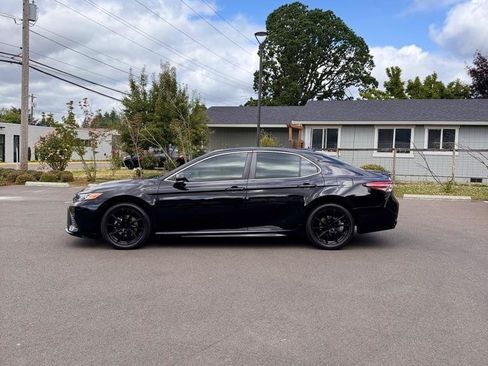 Used 2019 Toyota Camry SE w/ Convenience Package FWD image 8