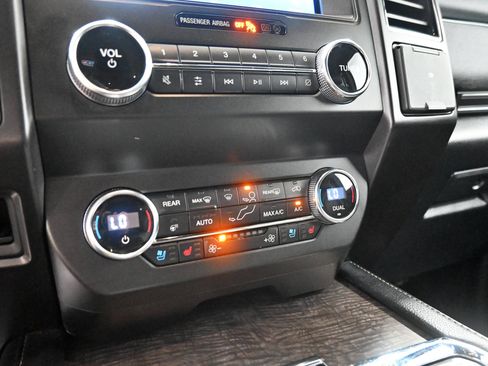 Used 2020 Ford Expedition Limited w/ Equipment Group 301A AWD/4WD image 18