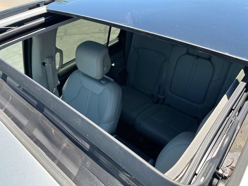 Used 2024 Jeep Wagoneer Series III w/ Premium Group I AWD/4WD image 22