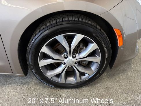 Used 2018 Chrysler Pacifica Limited w/ Tire & Wheel Group FWD image 24
