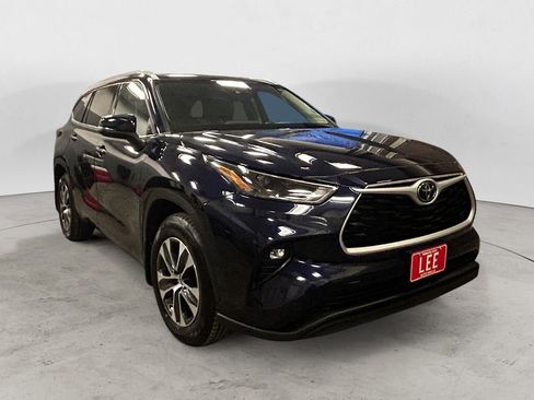 Used 2022 Toyota Highlander XLE image 7