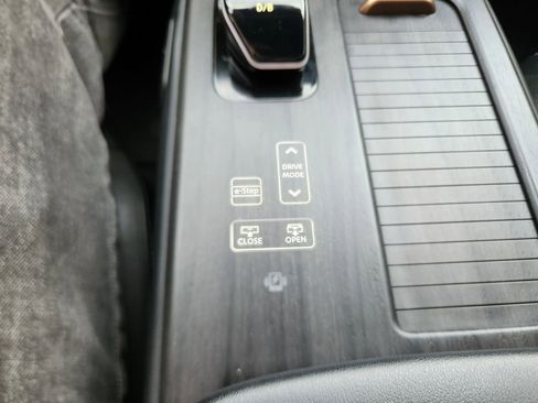 Used 2024 Nissan Ariya FWD image 50