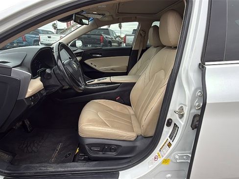 Used 2019 Toyota Avalon XLE image 11