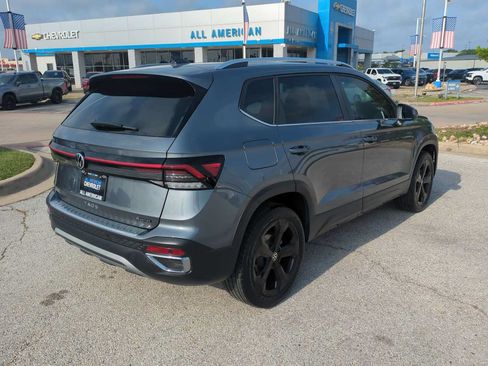 Used 2025 Volkswagen Taos SEL AWD/4WD image 8