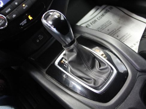 Used 2018 Nissan Rogue SV image 16