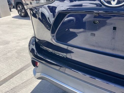 Used 2022 Toyota Highlander XSE AWD/4WD image 4