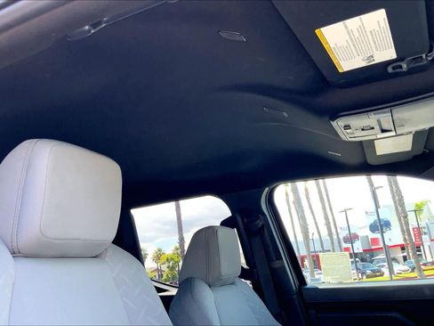 Used 2025 Toyota Tacoma SR5 AWD/4WD image 12