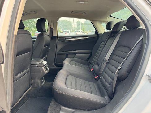 Used 2015 Ford Fusion SE FWD image 16