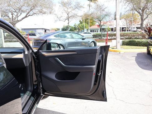 Used 2023 Tesla Model Y Performance image 23