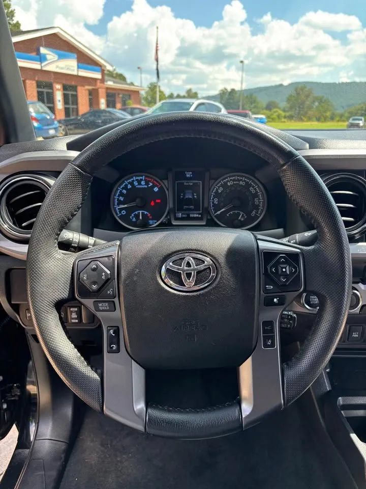 Used 2023 Toyota Tacoma TRD Off-Road w/ Technology Package AWD/4WD image 10
