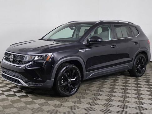 Used 2023 Volkswagen Taos SE w/ Panoramic Sunroof Package image 9