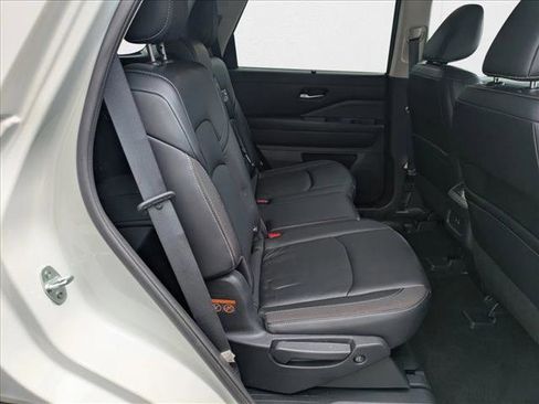 Used 2023 Nissan Pathfinder SL w/ Lighting Package (N92) image 20