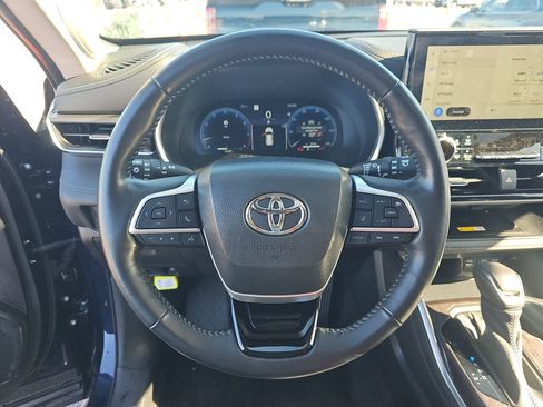 Used 2023 Toyota Highlander Limited image 17