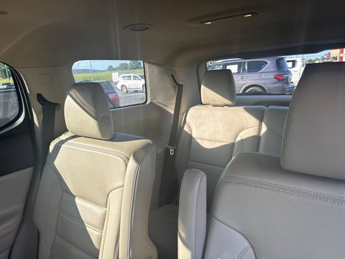 Used 2019 GMC Acadia Denali w/ Technology Package FWD image 11