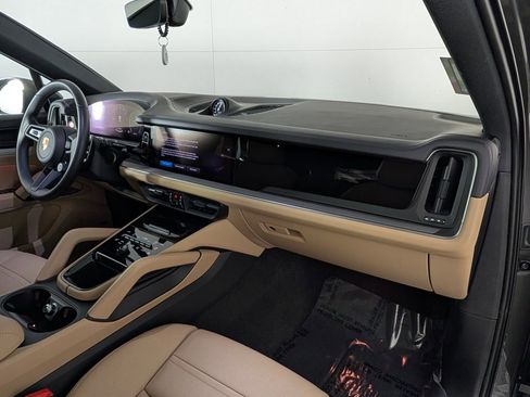 Certified 2025 Porsche Cayenne 3.0T image 19