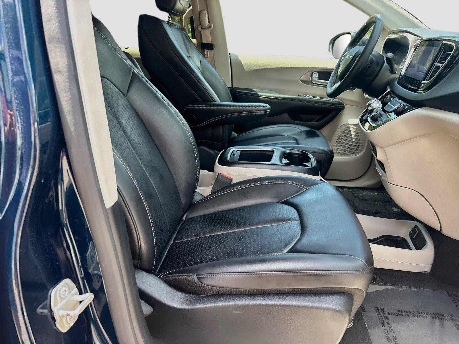 Used 2023 Chrysler Pacifica Touring-L FWD image 25