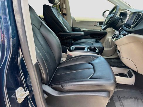 Used 2023 Chrysler Pacifica Touring-L FWD image 25