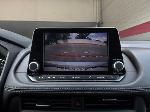 Used 2025 Nissan Rogue SV FWD image 30