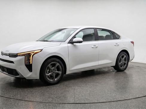 Used 2025 Kia K4 LXS FWD image 3