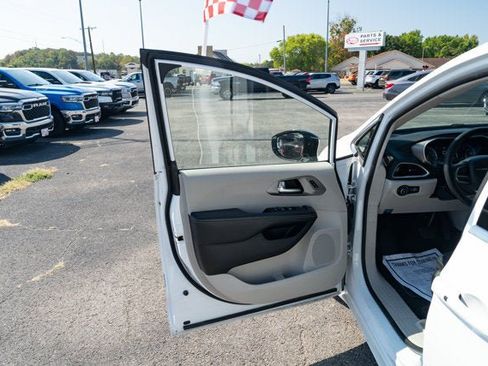 Used 2024 Chrysler Pacifica Touring-L FWD image 12